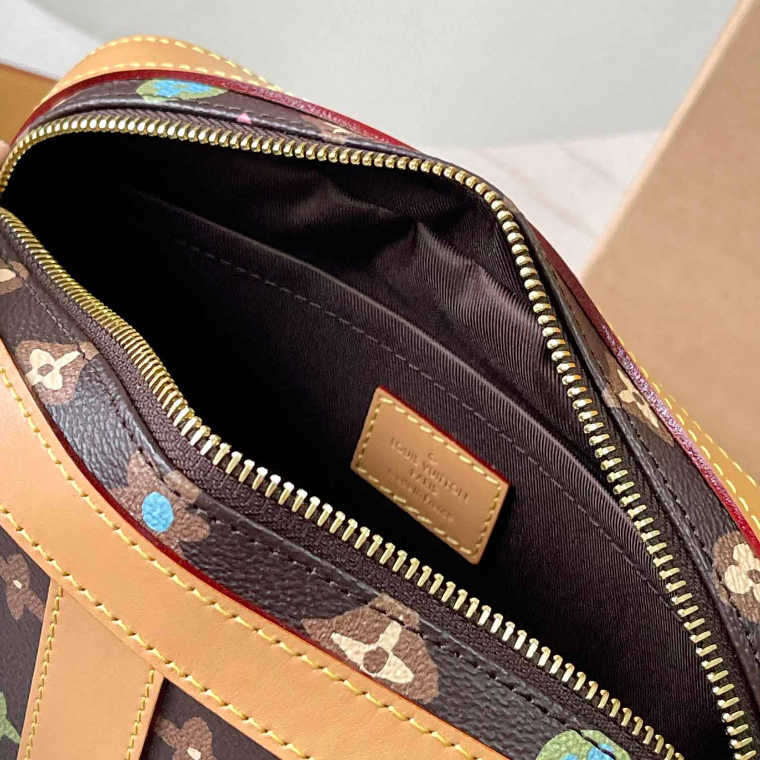 Louis Vuitton Envelope Messenger   M24820 - PerfectKickZ