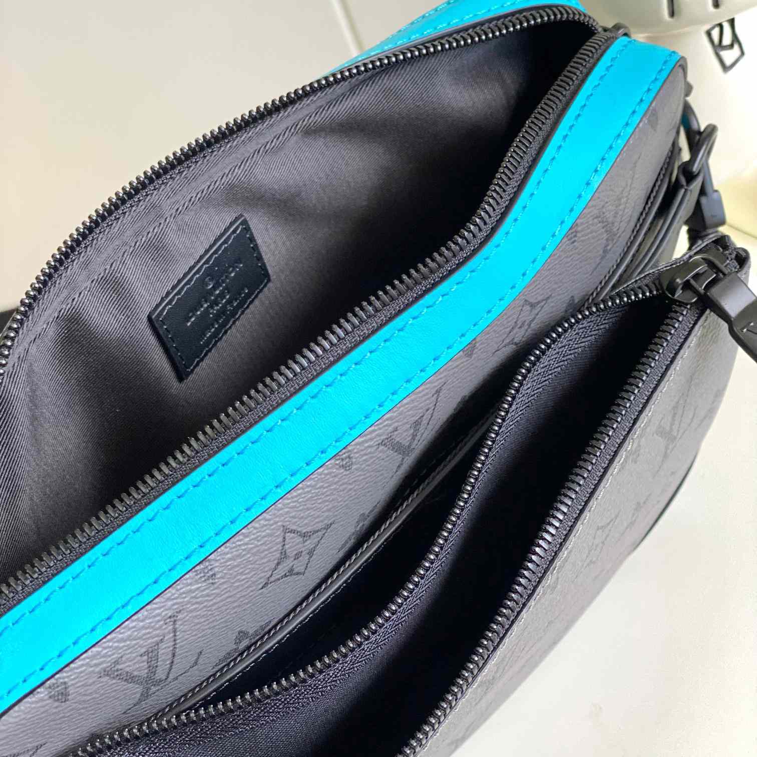 Louis Vuitton Trio Messenger  M11648 - PerfectKickZ