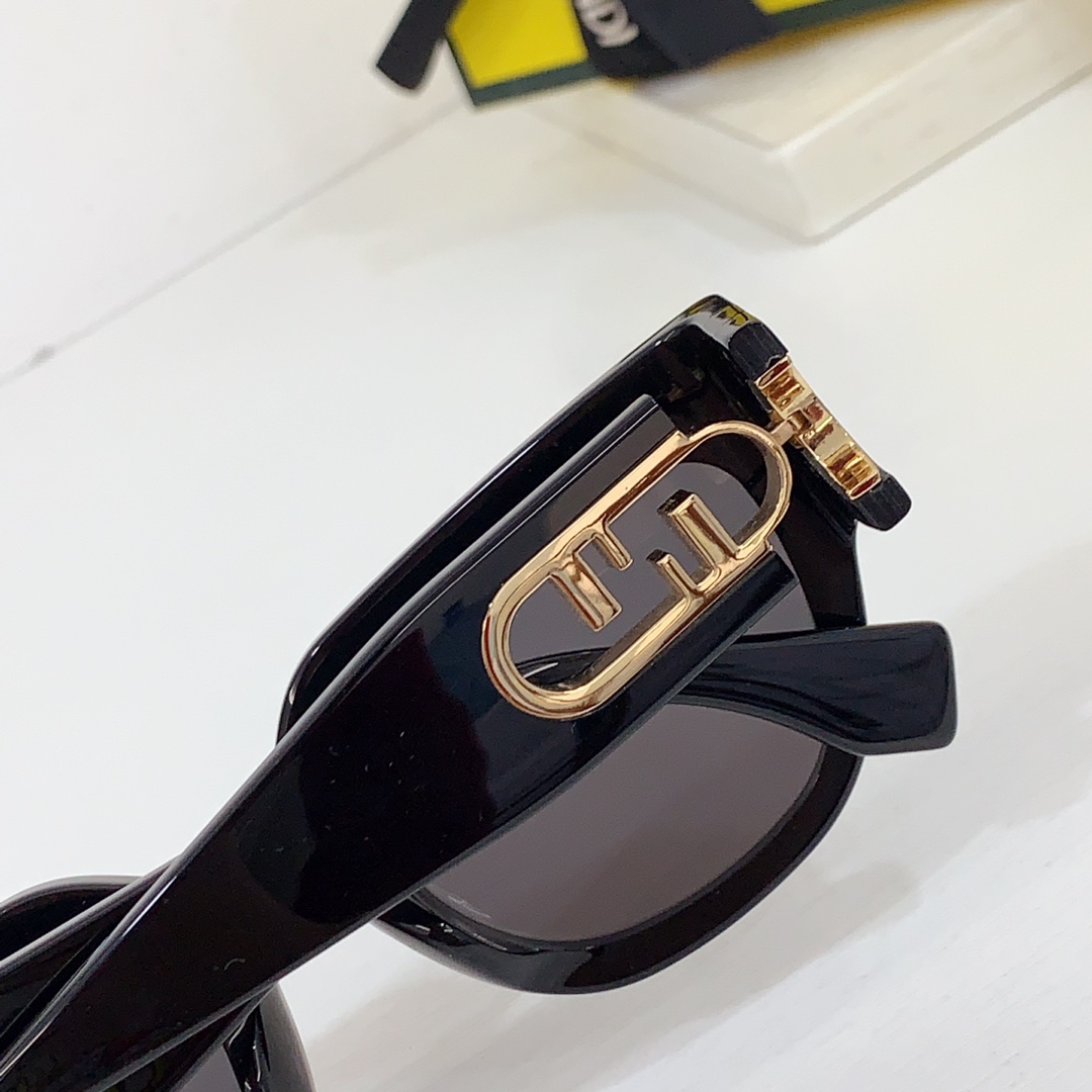 Fendi FE50016U Sunglasses - PerfectKickZ