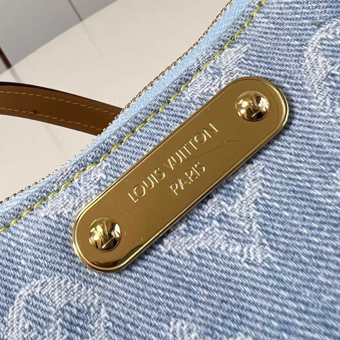 Louis Vuitton Liv Pochette  M83532 - PerfectKickZ