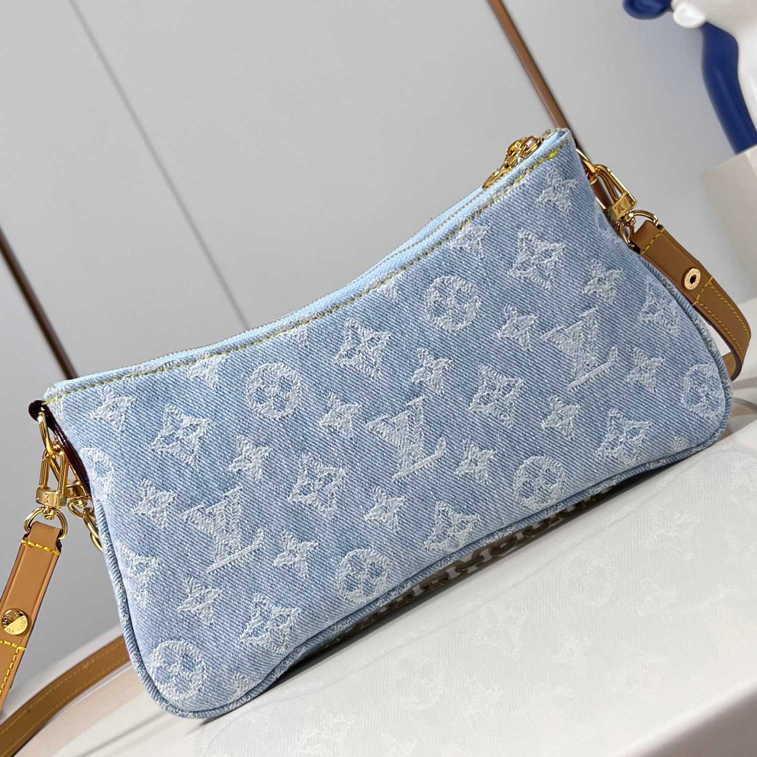 Louis Vuitton Liv Pochette  M83532 - 