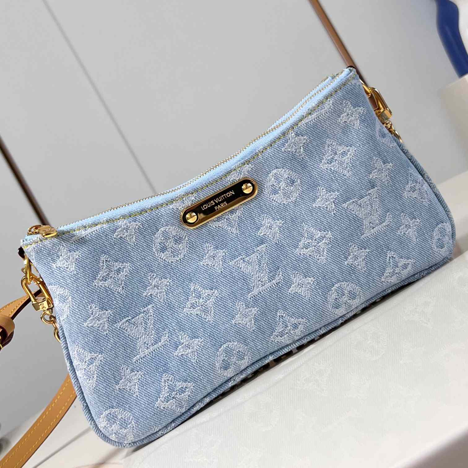 Louis Vuitton Liv Pochette  M83532 - 