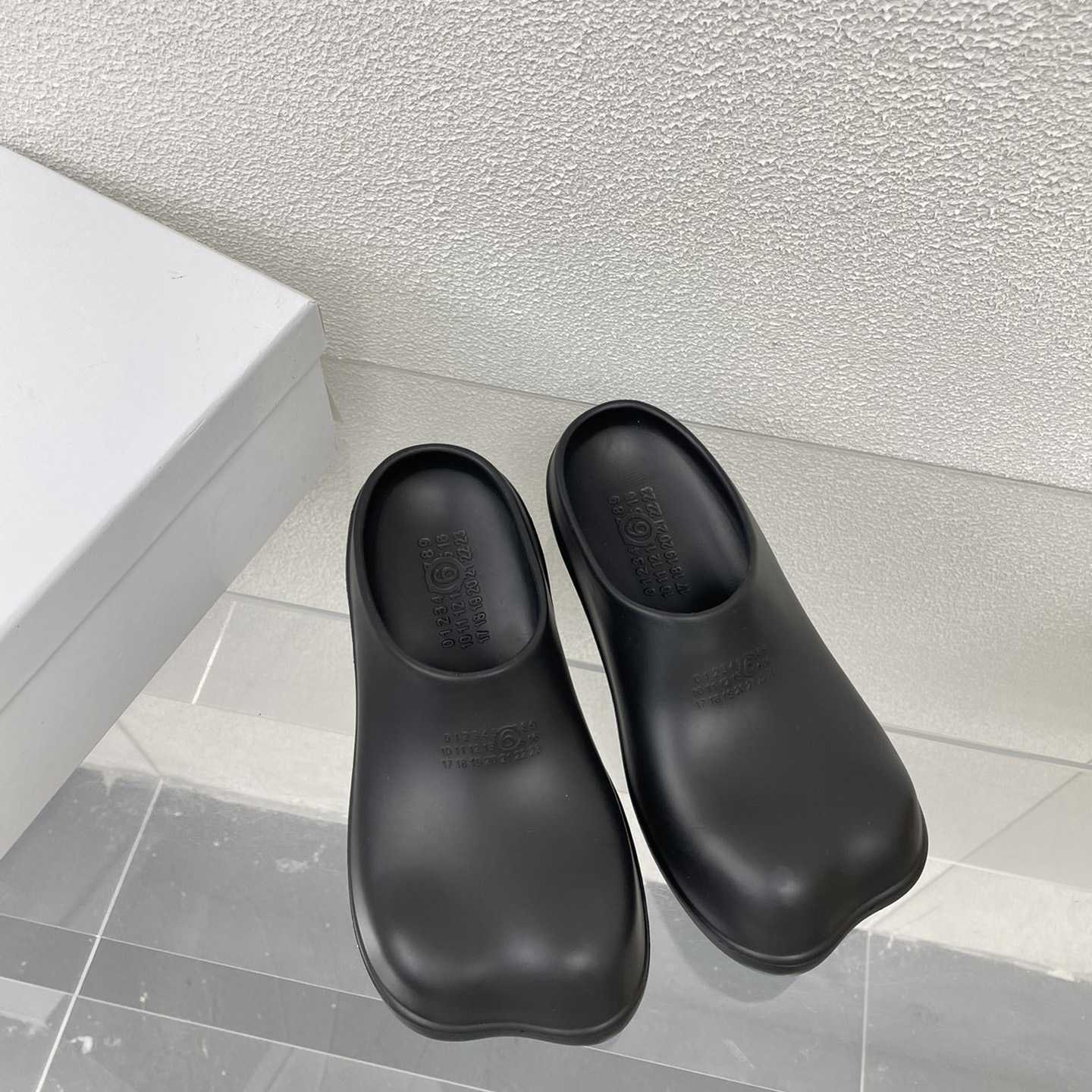 MM6 Maison Margiela Anatomic Numbers-motif Slippers - PerfectKickZ