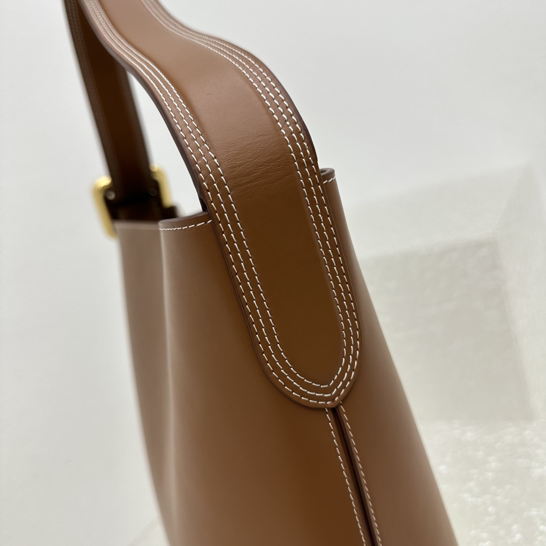 Jacquemus Le Regalo Leather Bucket Bag (30x33x14cm) - PerfectKickZ