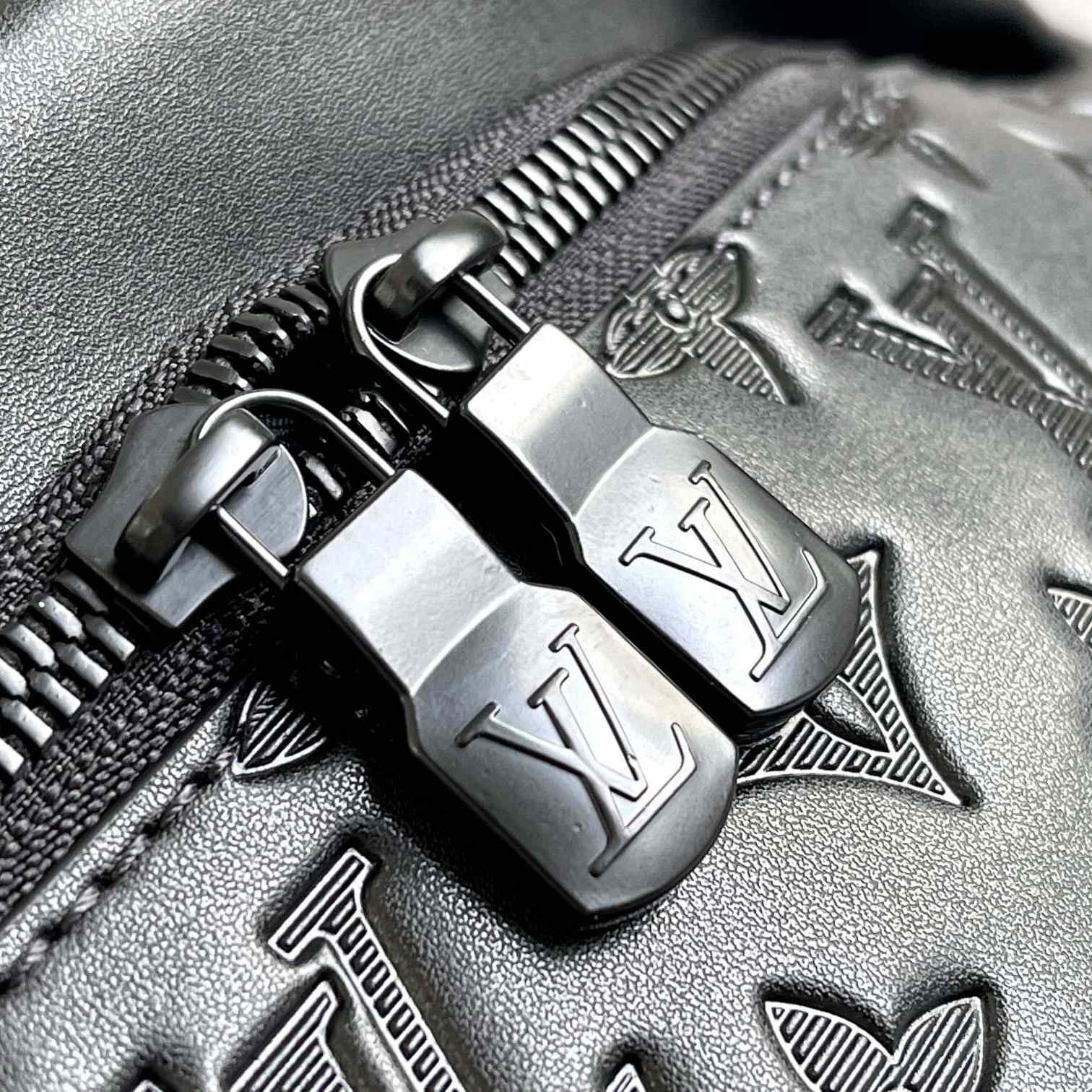 Louis Vuitton Discovery Bumbag  M44388   47-20-9cm - PerfectKickZ