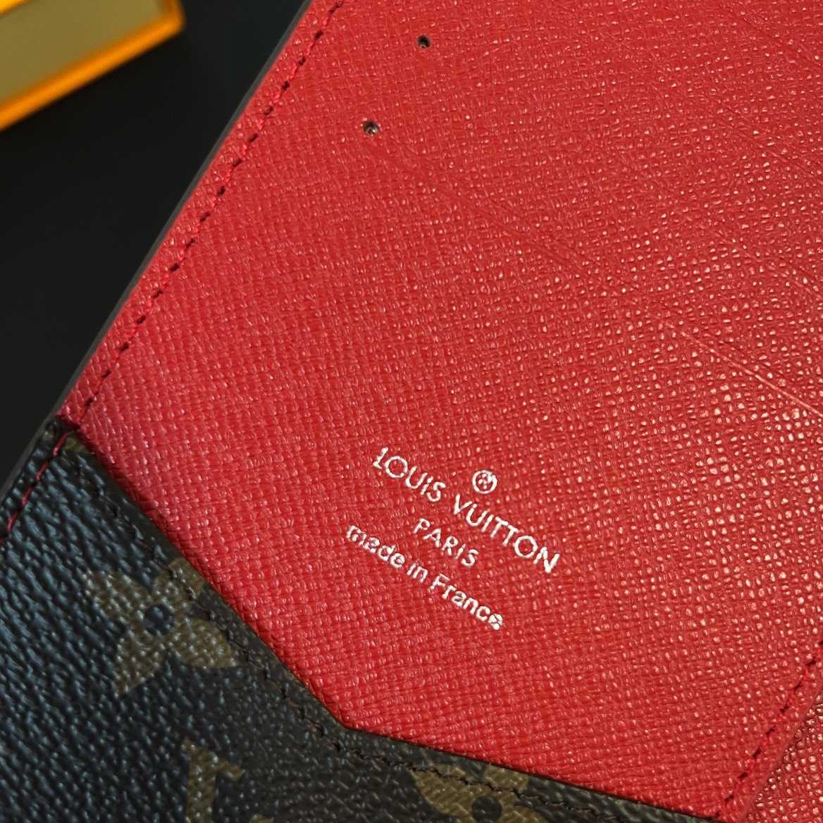 Louis Vuitton Passport Cover   M82862 - PerfectKickZ