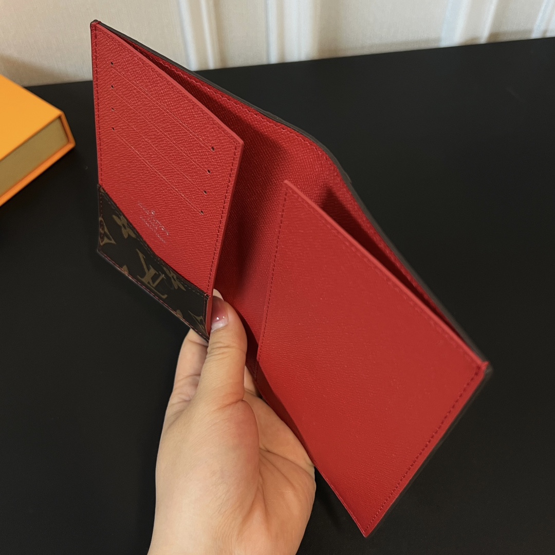 Louis Vuitton Passport Cover   M82862 - PerfectKickZ