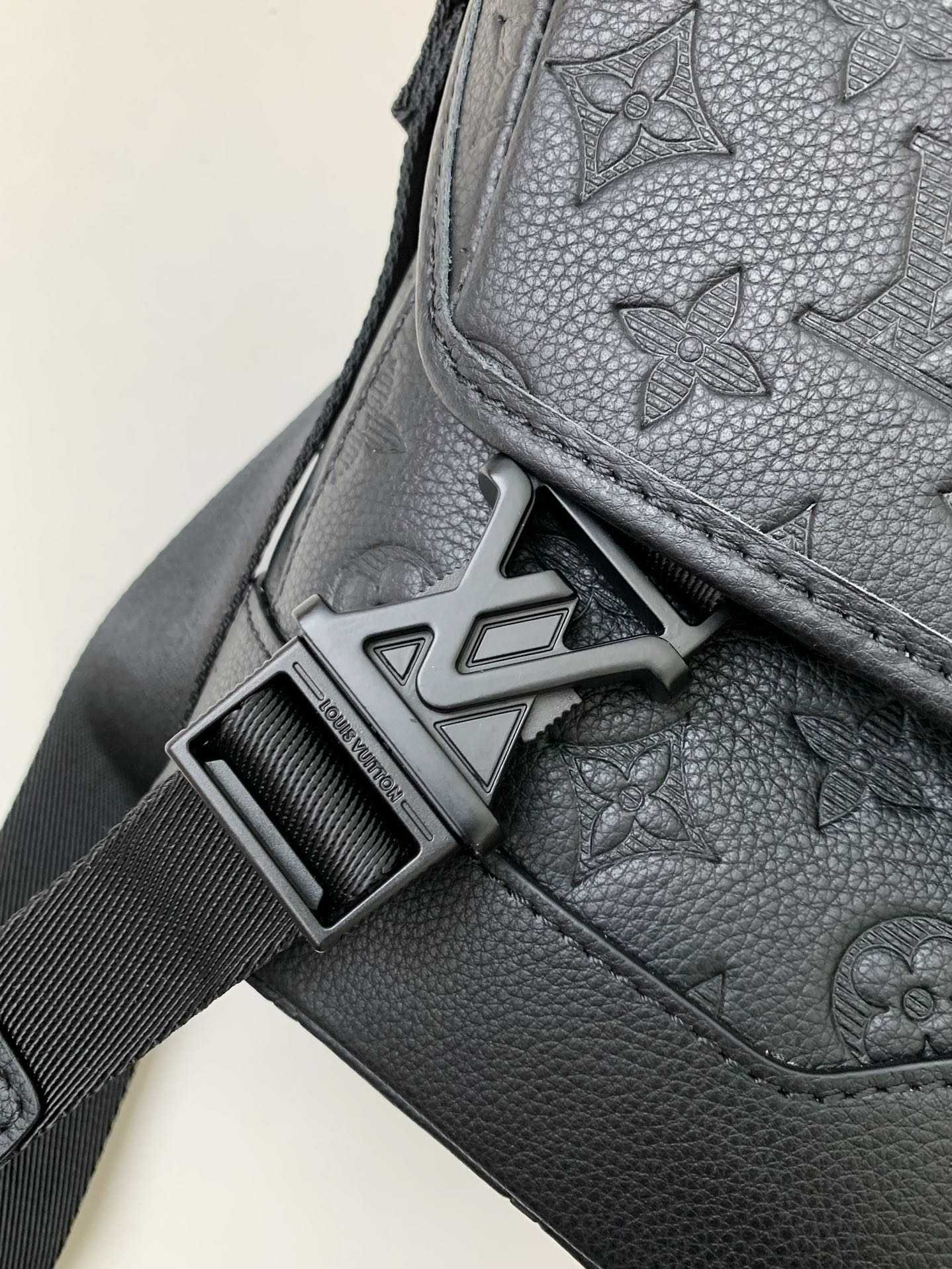 Louis Vuitton Messenger Voyager PM   M25121 - PerfectKickZ