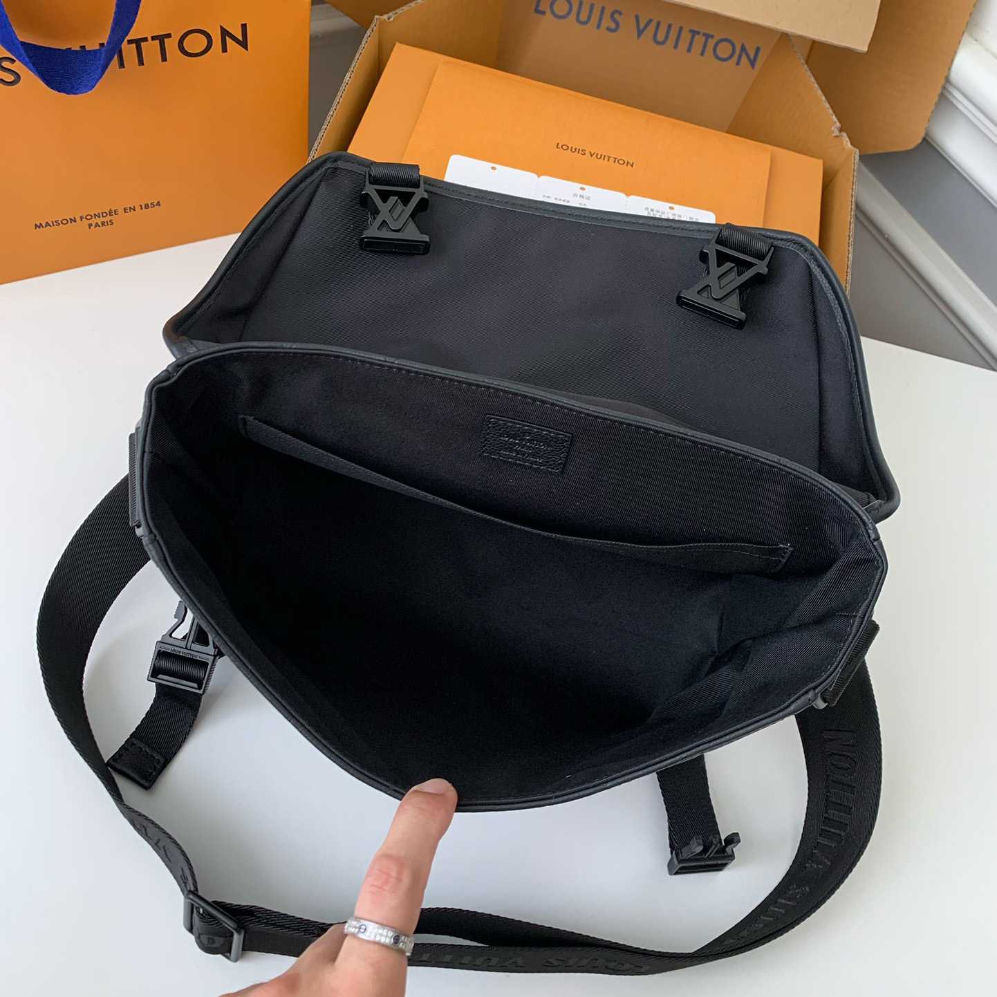 Louis Vuitton Messenger Voyager PM   M25121 - PerfectKickZ