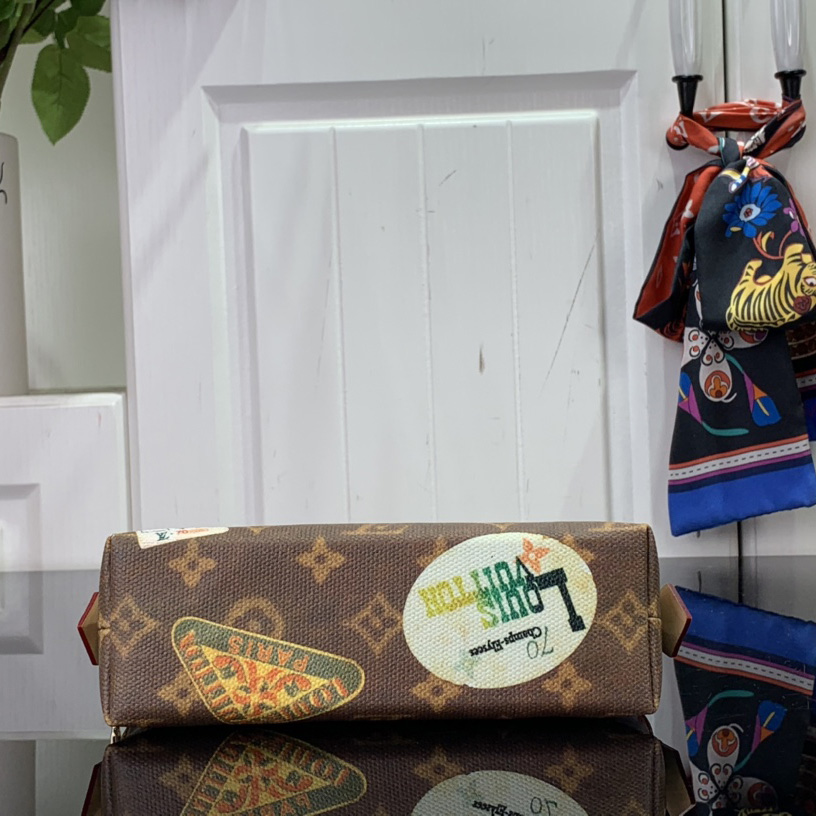 Louis Vuitton Cosmetic Pouch   M83597 - PerfectKickZ
