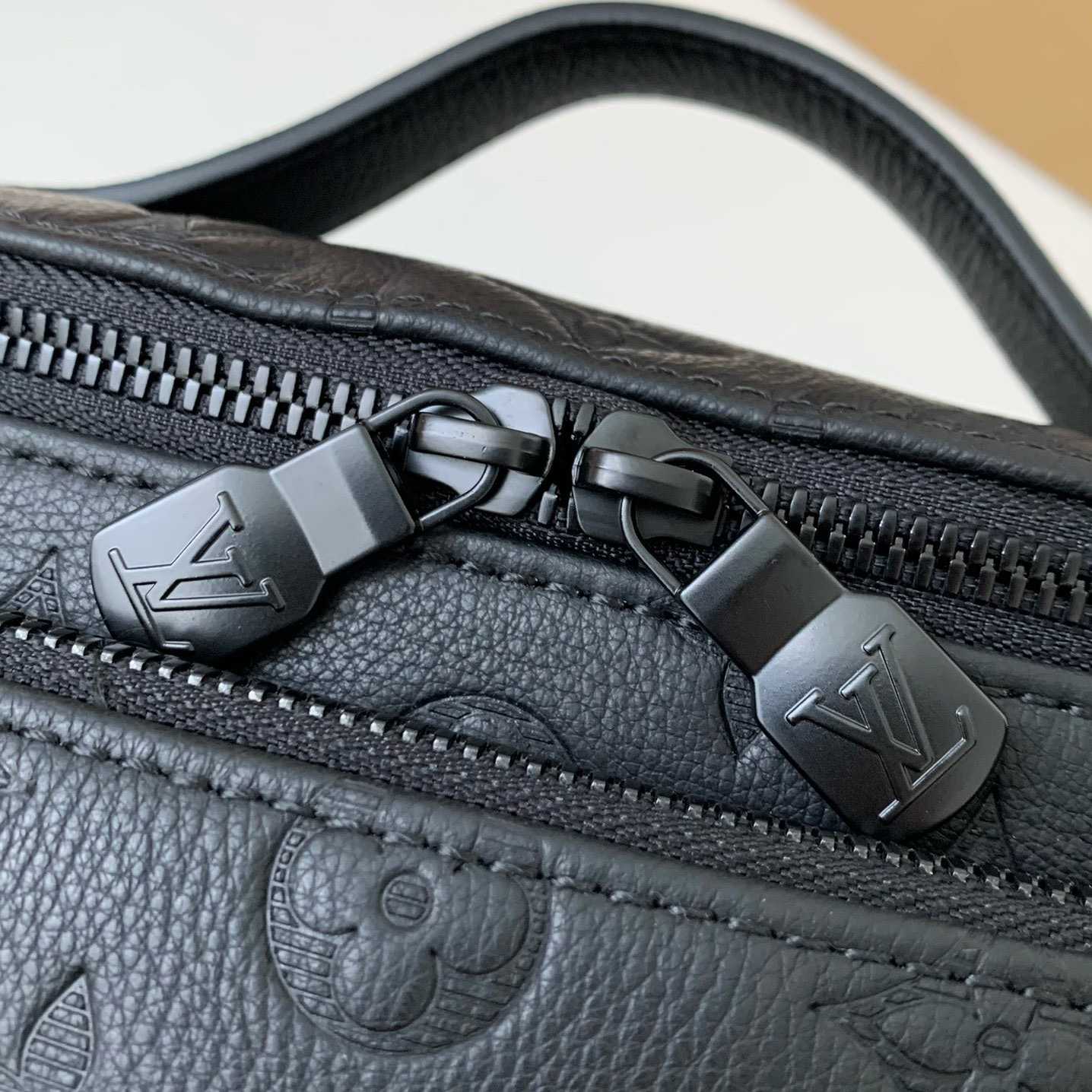 Louis Vuitton Rush Bumbag  M25227 - PerfectKickZ