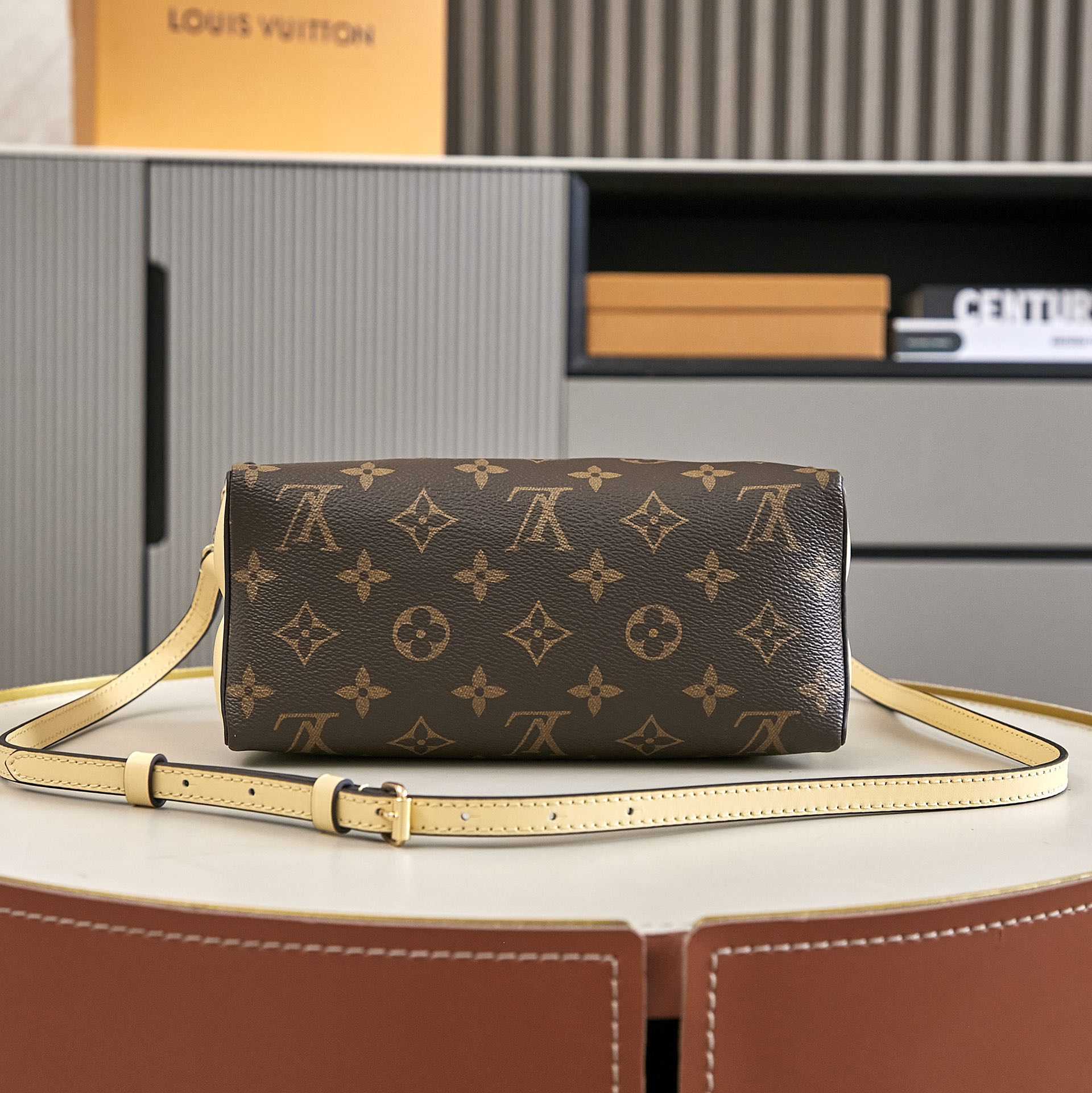 Louis Vuitton Bloom Pouch   M11672 - PerfectKickZ
