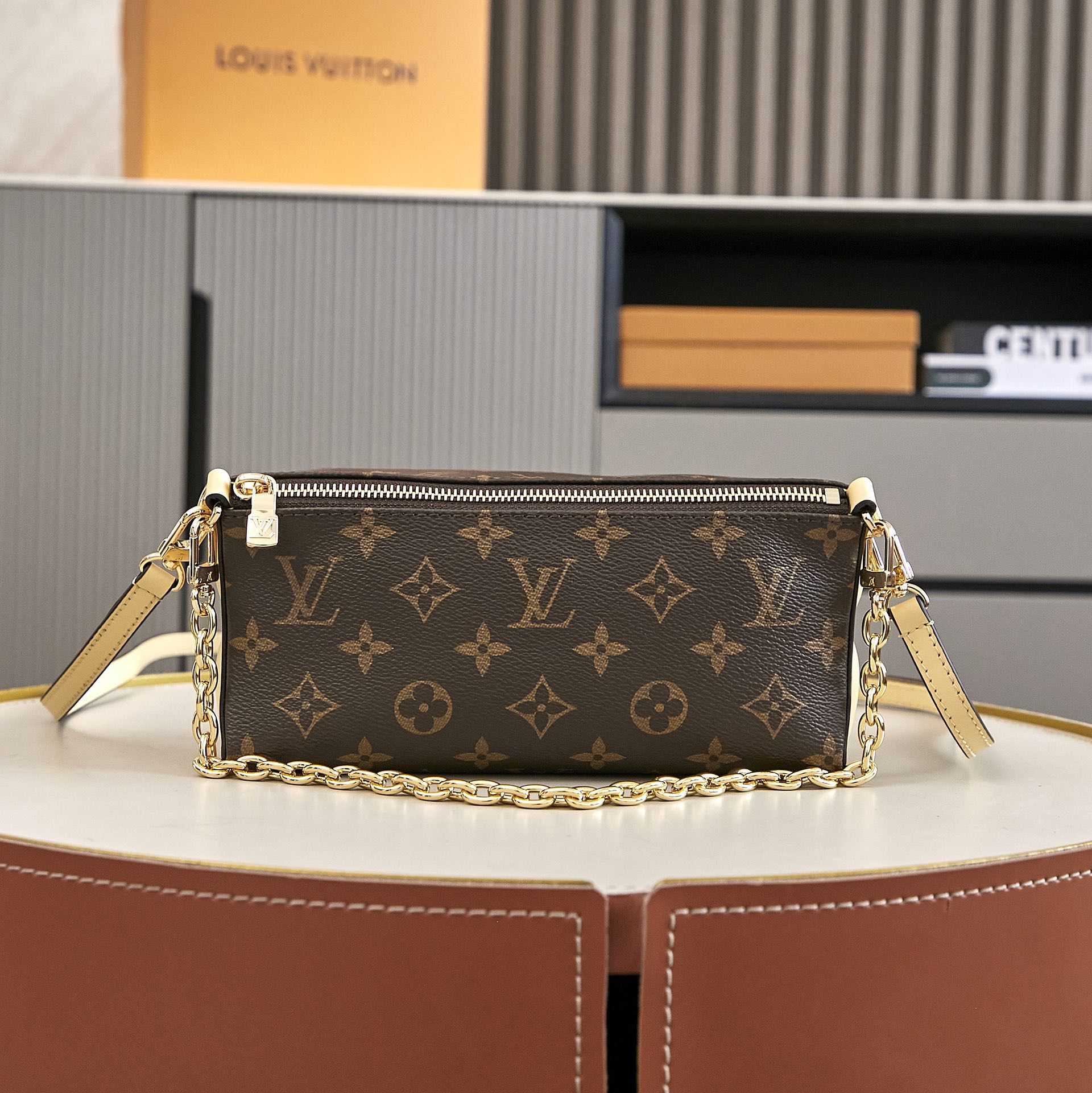 Louis Vuitton Bloom Pouch   M11672 - PerfectKickZ