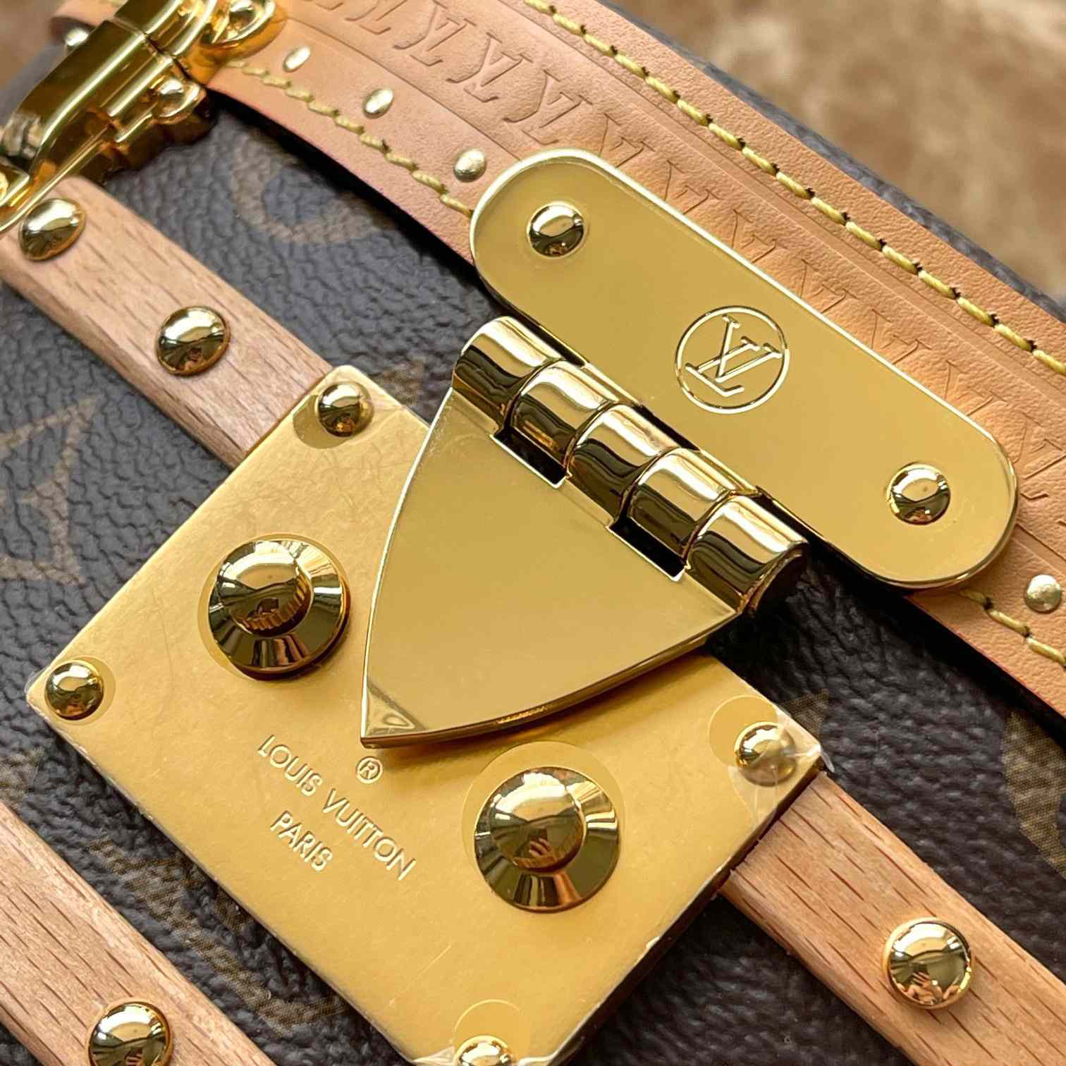 Louis Vuitton Ellis   M24843 - PerfectKickZ