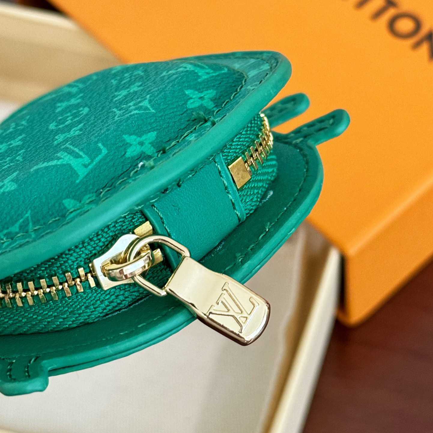 Louis Vuitton LV Crab Bag Charm   M01931 - 