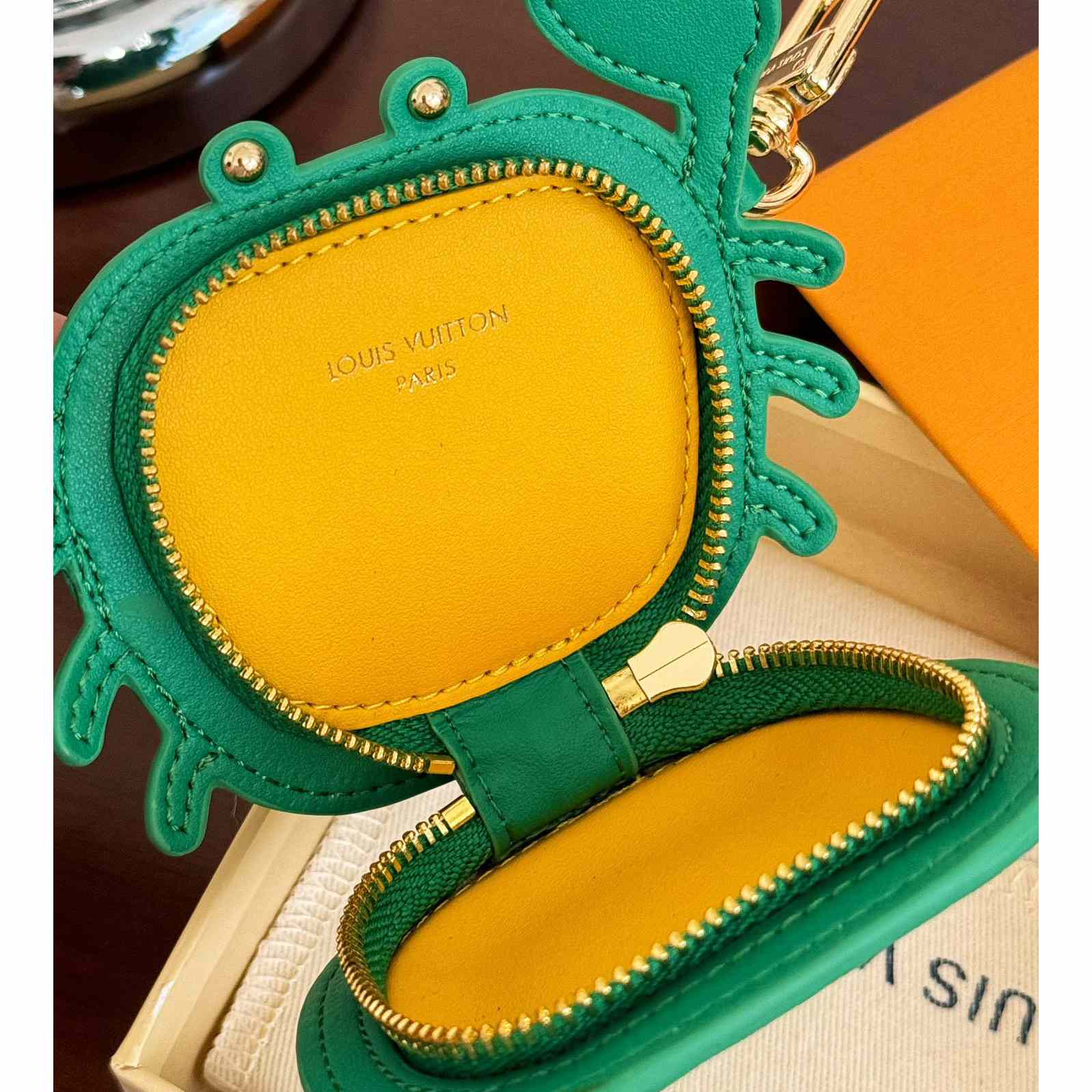 Louis Vuitton LV Crab Bag Charm   M01931 - 