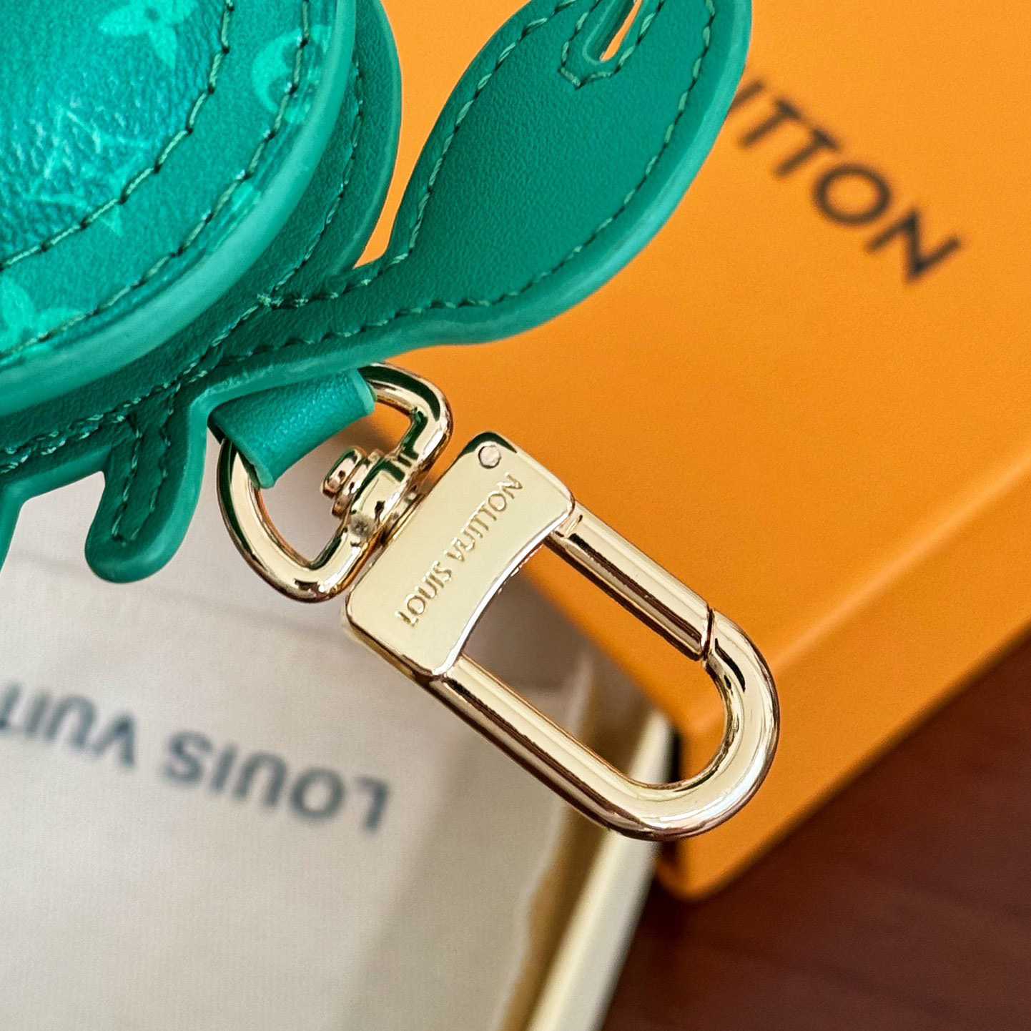 Louis Vuitton LV Crab Bag Charm   M01931 - 
