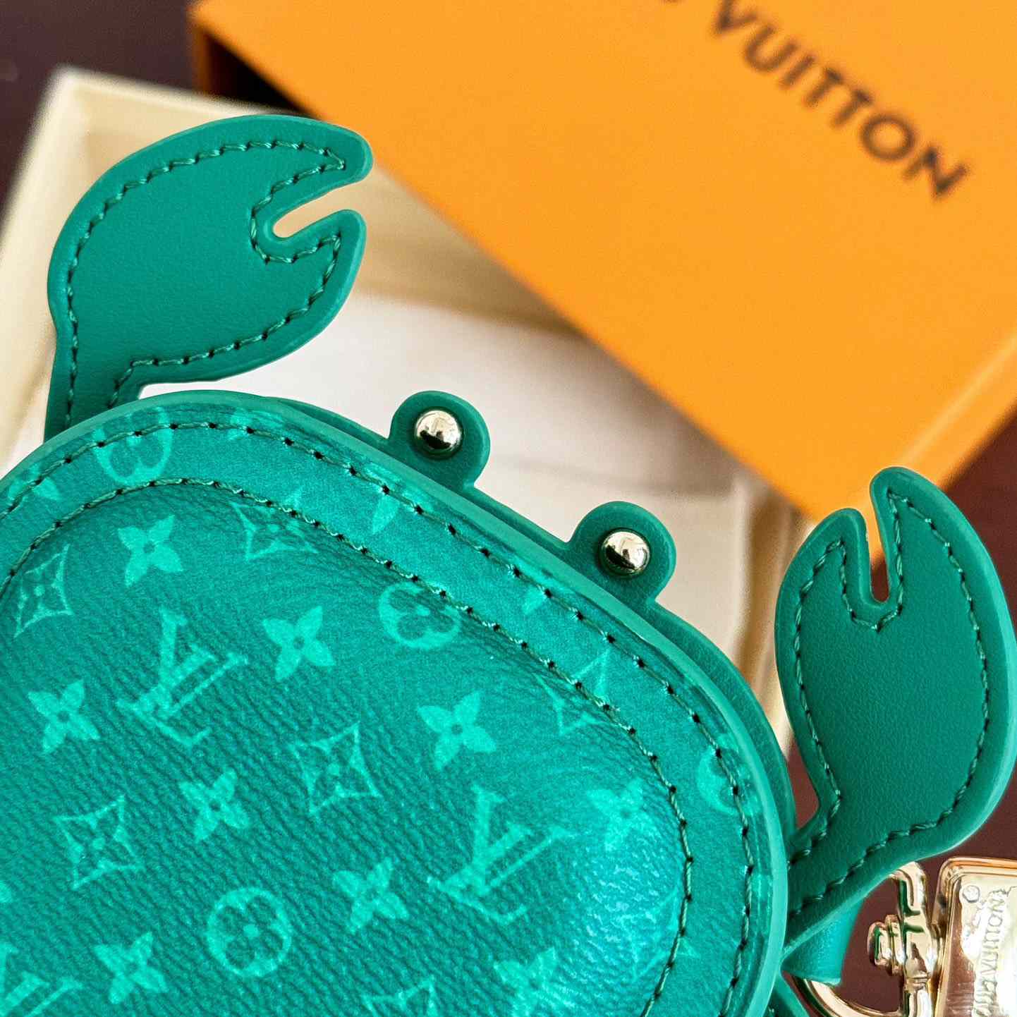 Louis Vuitton LV Crab Bag Charm   M01931 - 