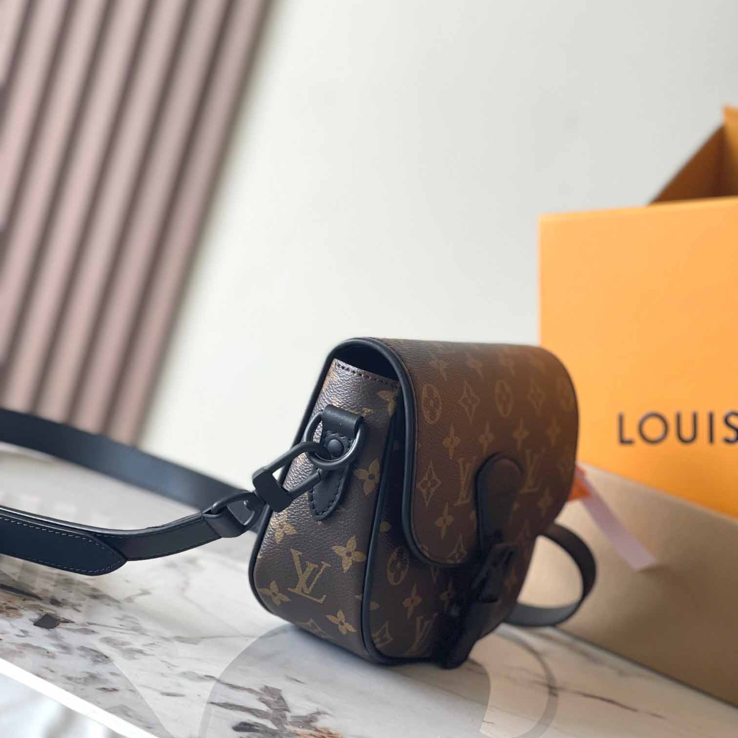 Louis Vuitton Montsouris Messenger PM​   M47060 - PerfectKickZ