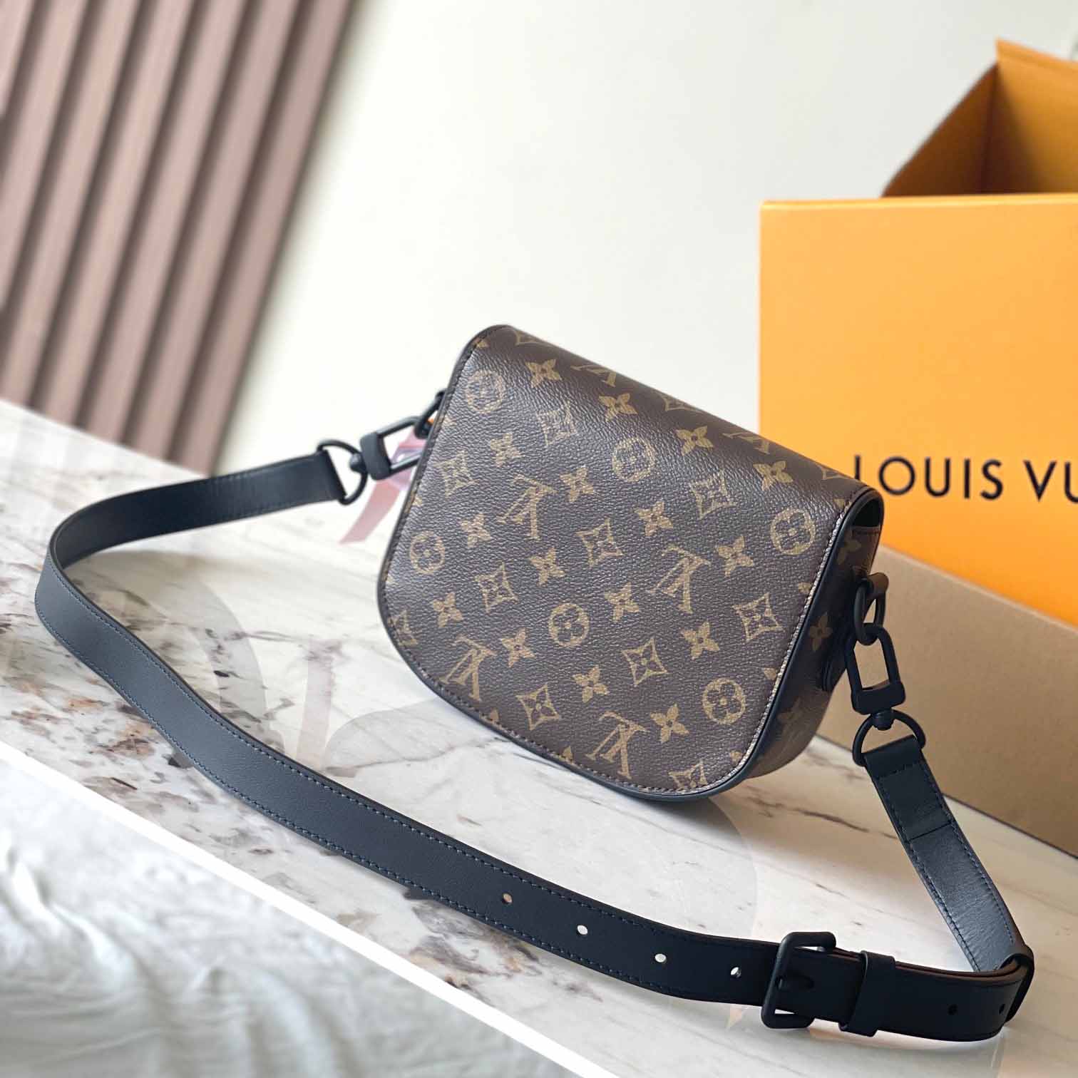 Louis Vuitton Montsouris Messenger PM​   M47060 - PerfectKickZ