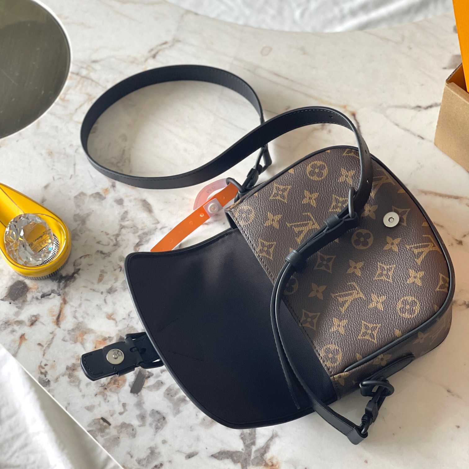 Louis Vuitton Montsouris Messenger PM​   M47060 - PerfectKickZ