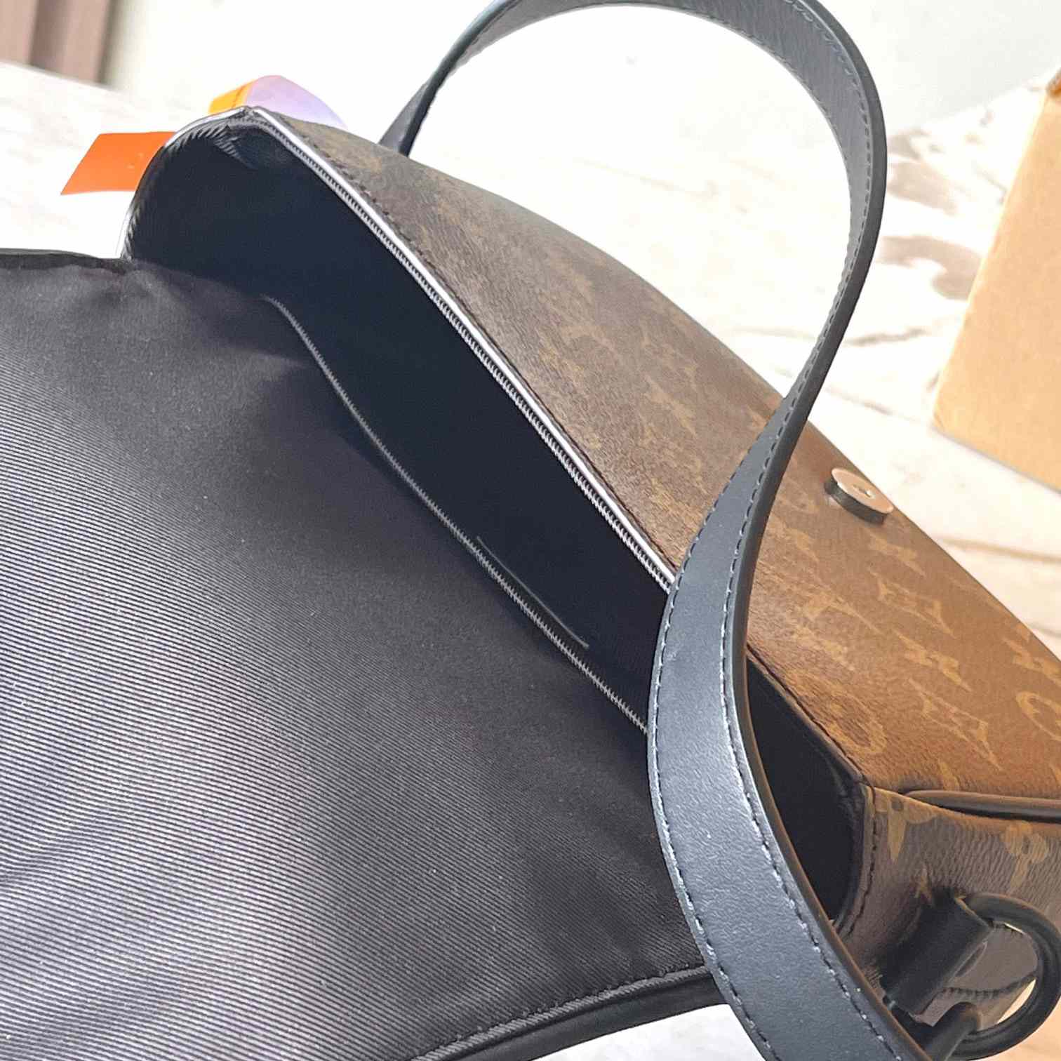 Louis Vuitton Montsouris Messenger PM​   M47060 - PerfectKickZ