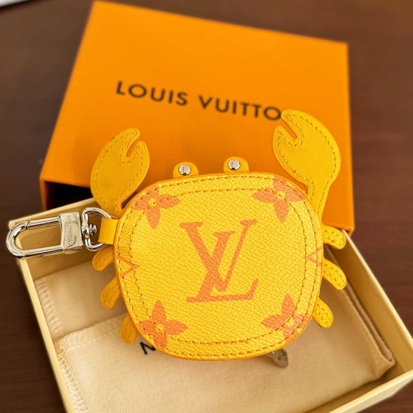 Louis Vuitton LV Crab Bag Charm   M01932 - PerfectKickZ