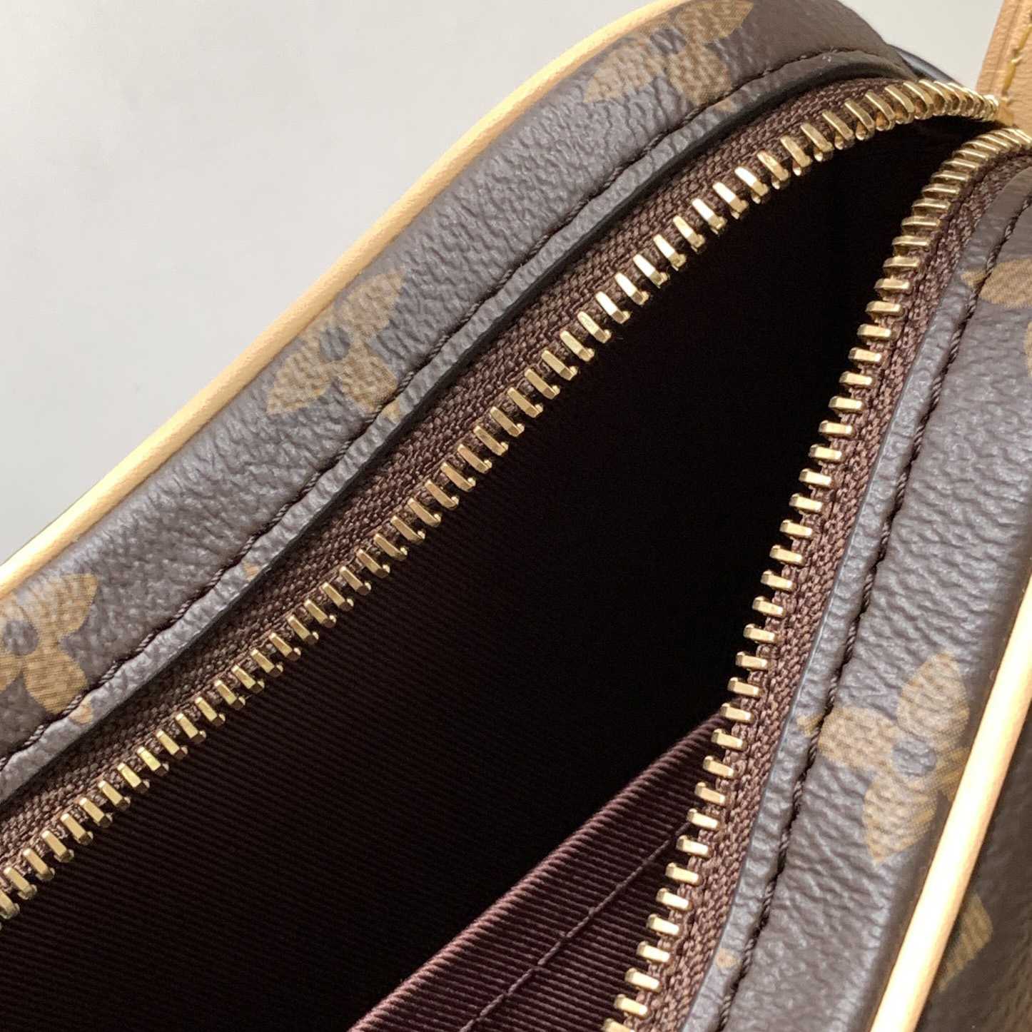 Louis Vuitton Croissant MM   M46828 - PerfectKickZ