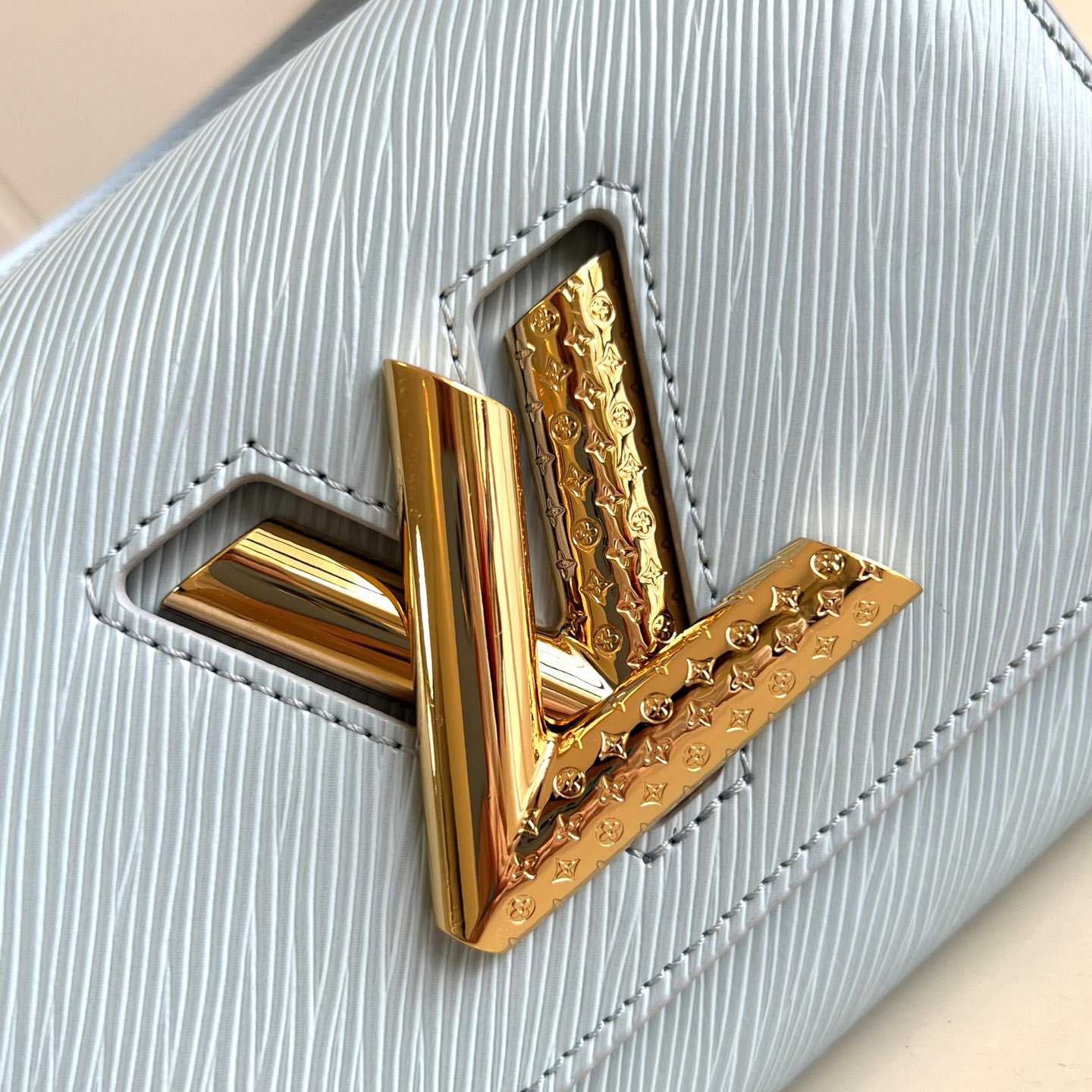 Louis Vuitton Twist PM   M25362 - PerfectKickZ