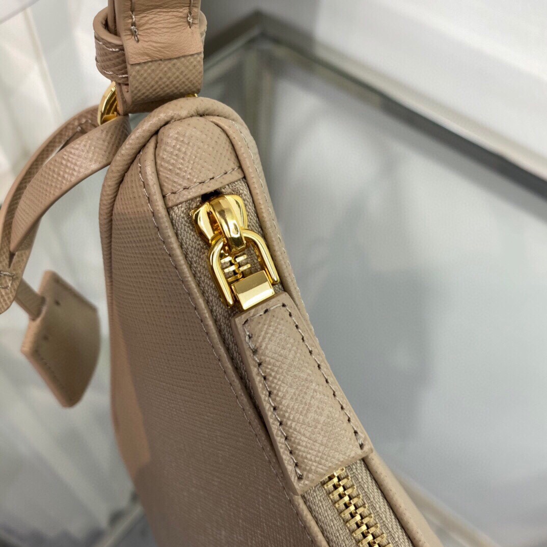 Prada Re-Edition 2005 Saffiano Leather Bag （ 22×18×6cm） - PerfectKickZ