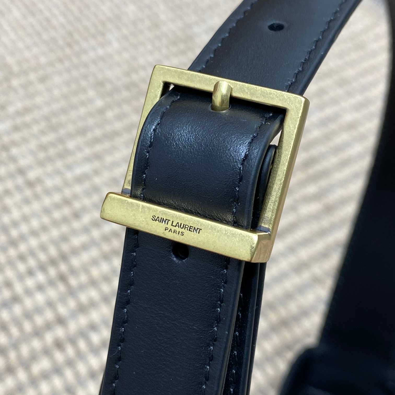 Saint Laurent Le 5 À 7 In Smooth Leather - 
