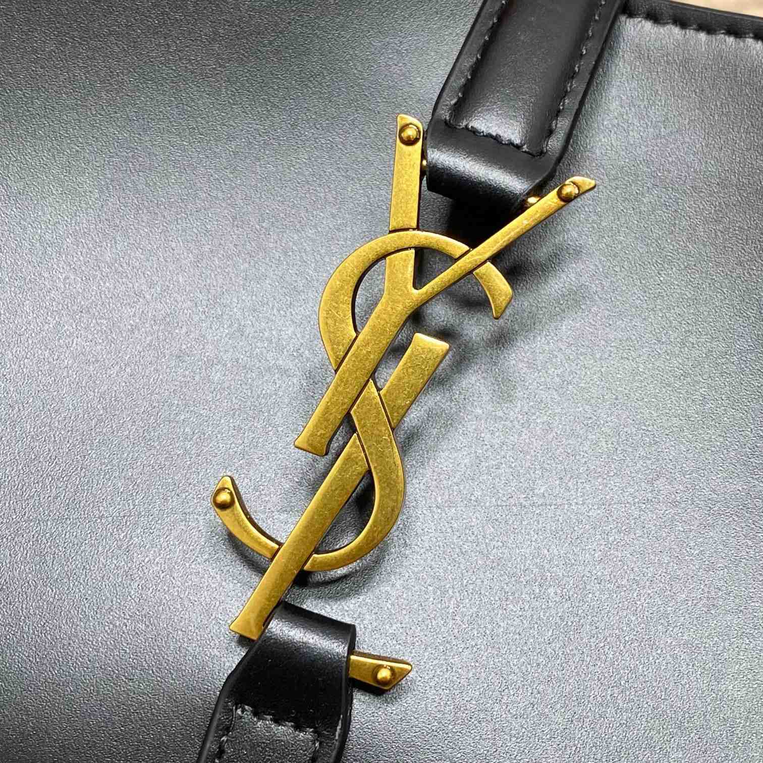 Saint Laurent Le 5 À 7 In Smooth Leather - 