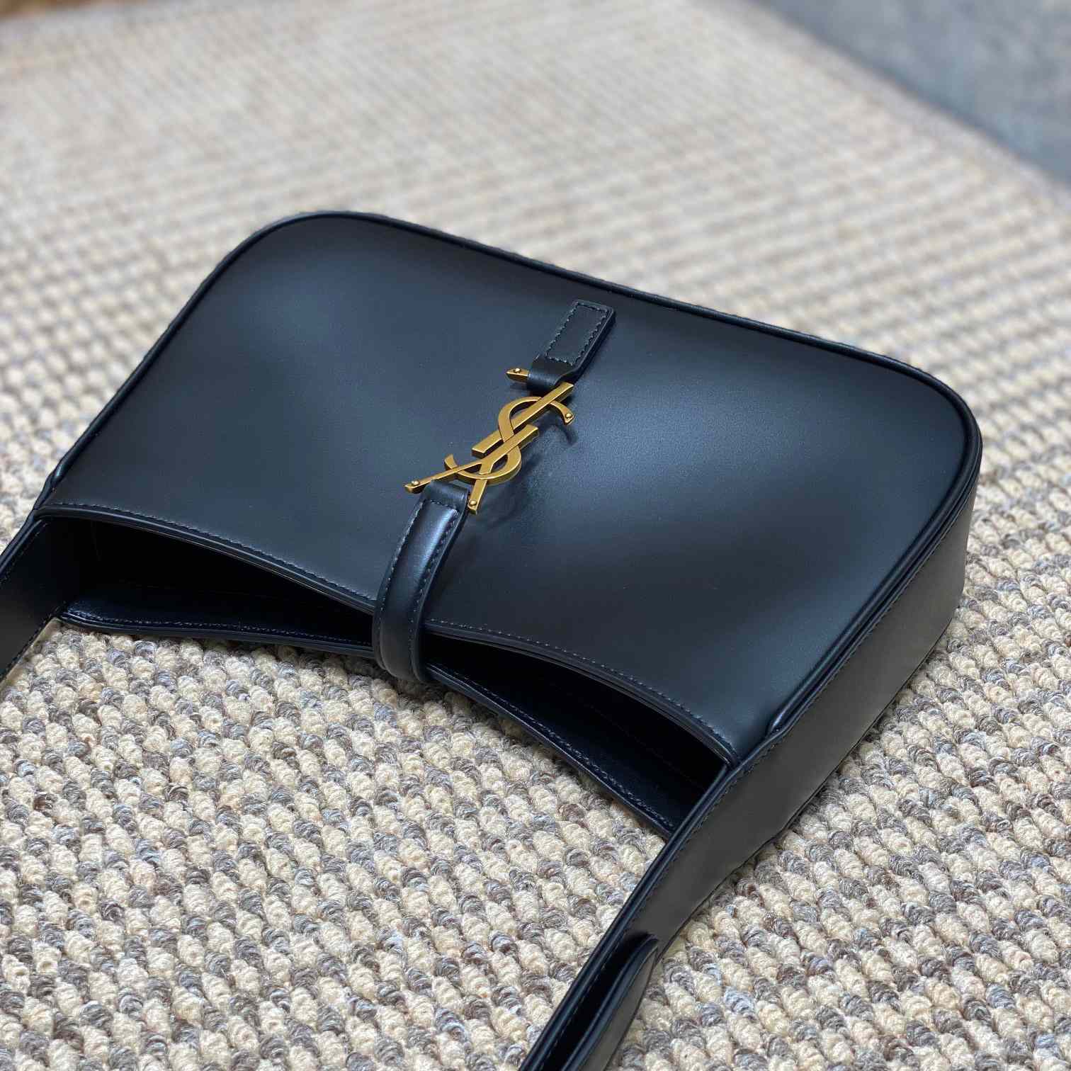 Saint Laurent Le 5 À 7 In Smooth Leather - 
