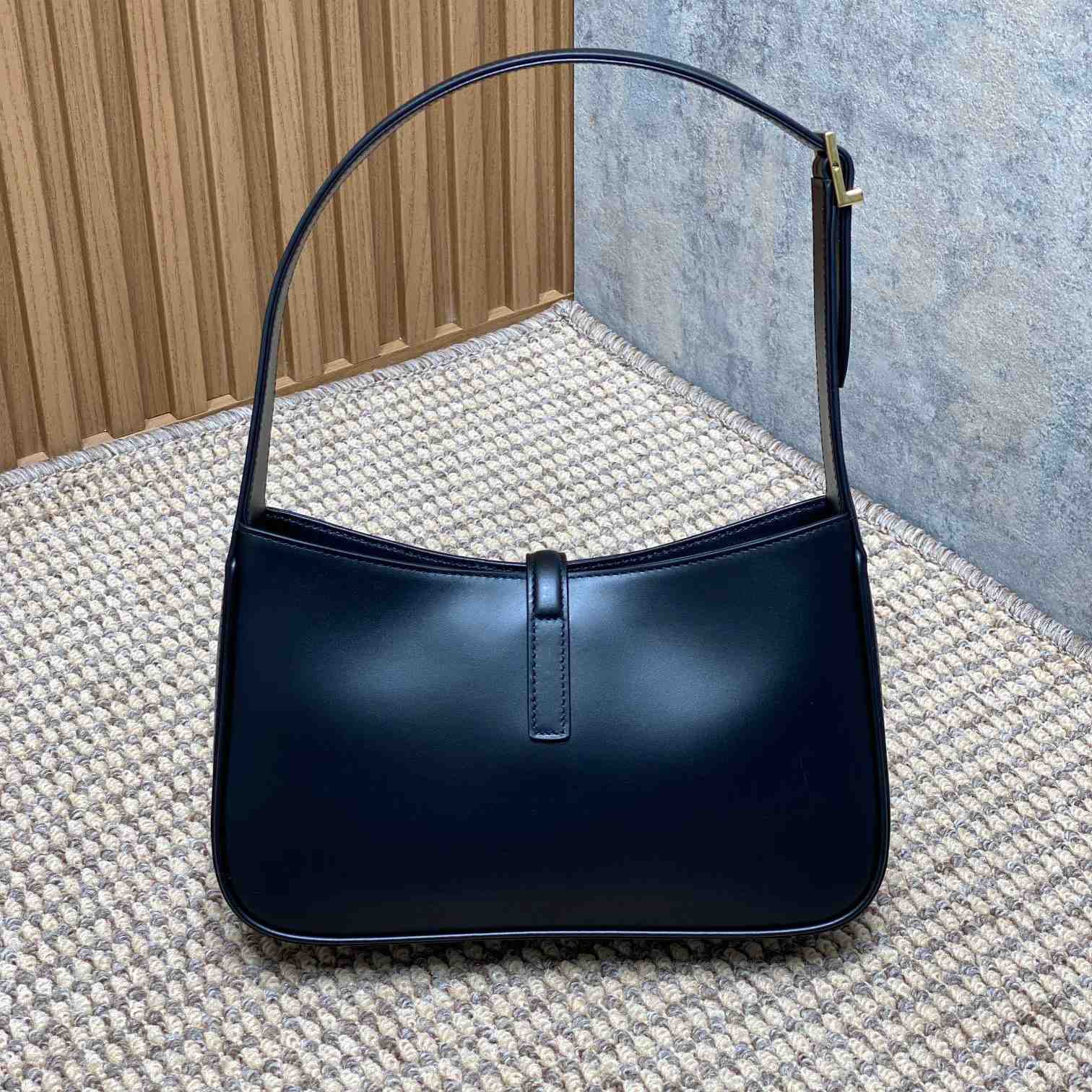 Saint Laurent Le 5 À 7 In Smooth Leather - 