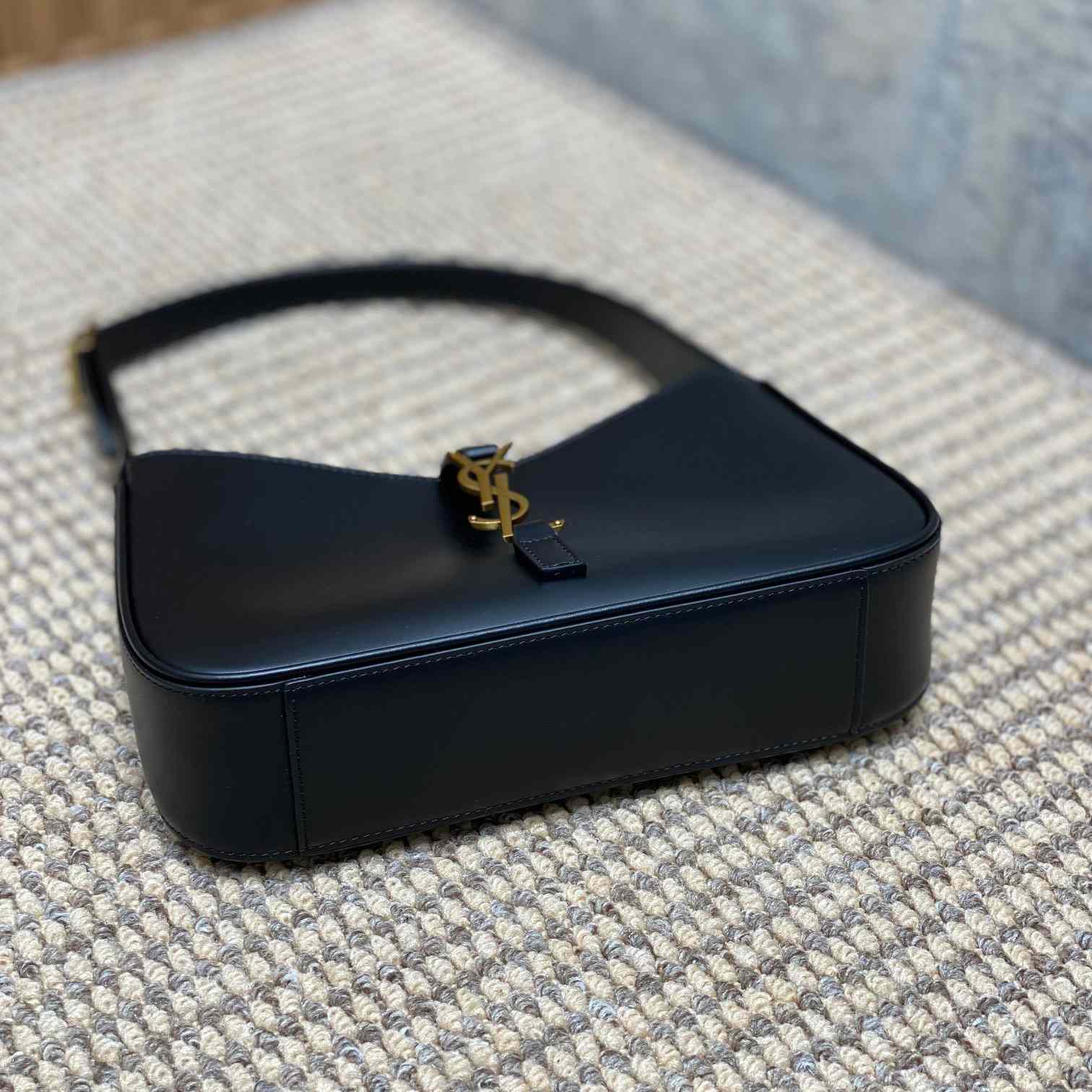 Saint Laurent Le 5 À 7 In Smooth Leather - 