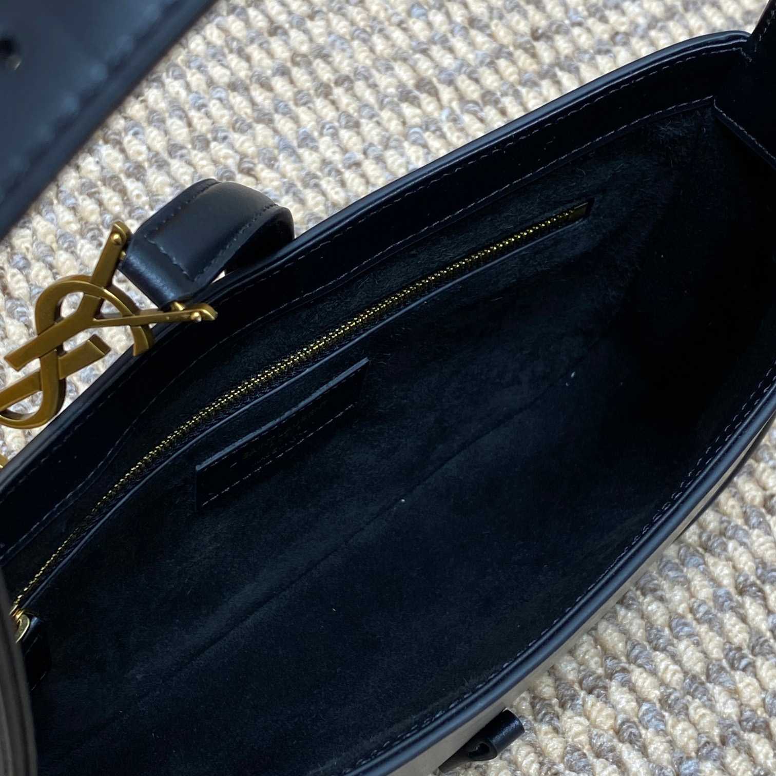 Saint Laurent Le 5 À 7 In Smooth Leather - 