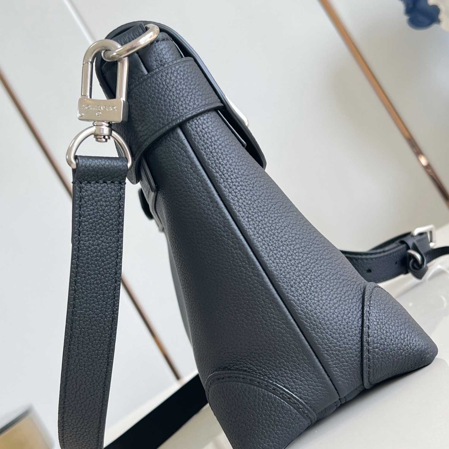 Louis Vuitton Steamer Crossbody   M11607 - 