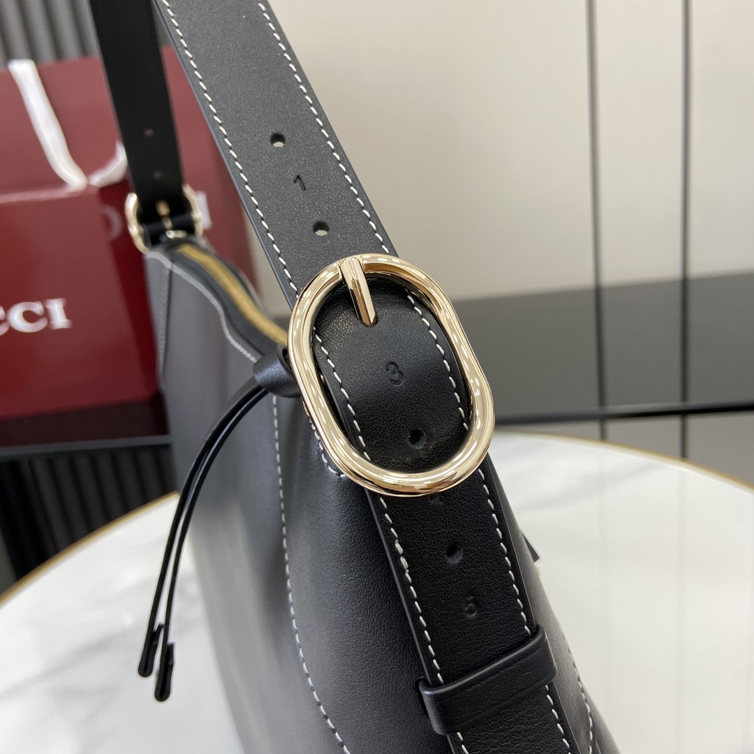 Gucci GG Emblem Medium Shoulder Bag - 