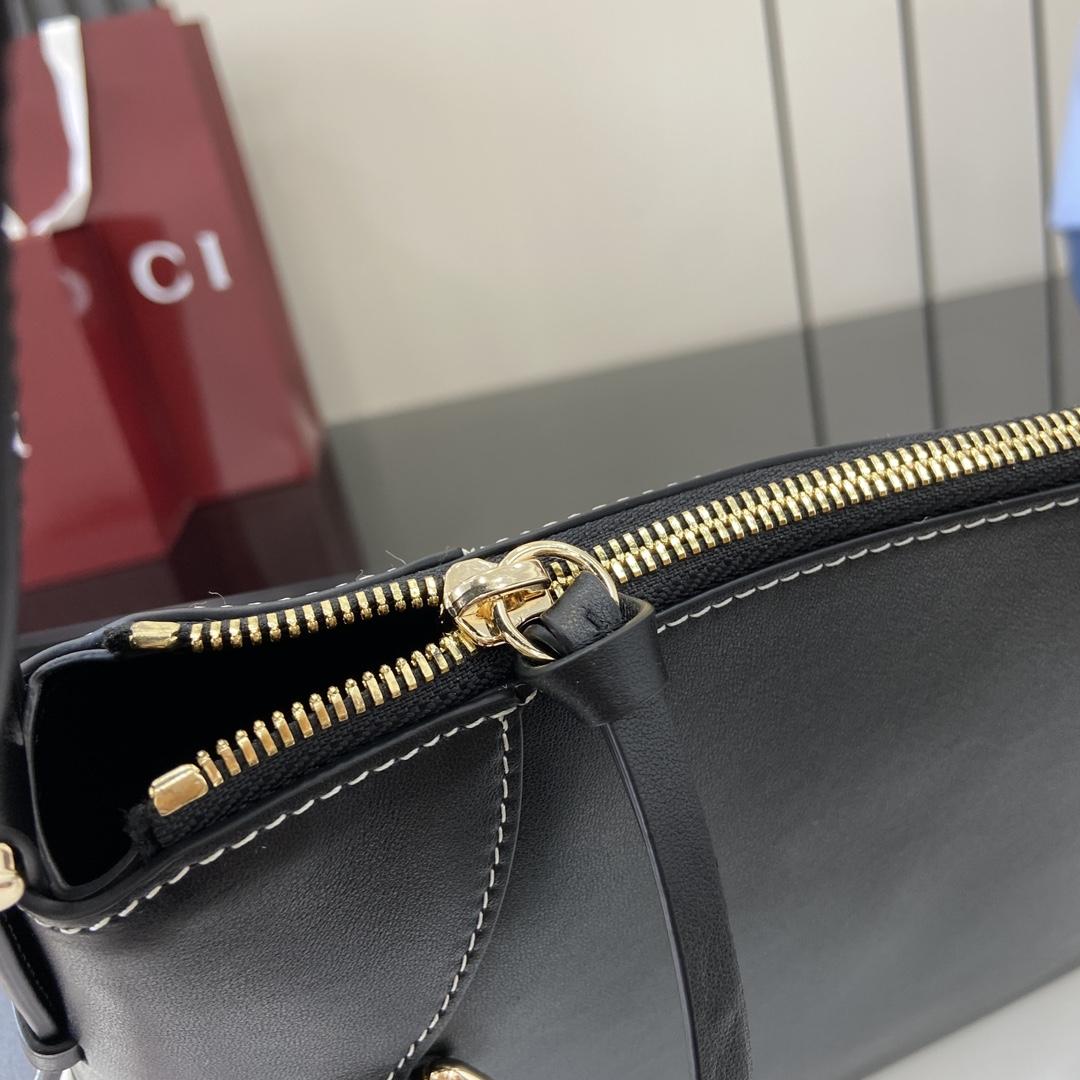 Gucci GG Emblem Medium Shoulder Bag - 