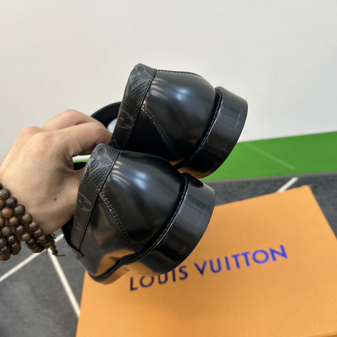Louis Vuitton Men's Major Leather Loafers - PerfectKickZ