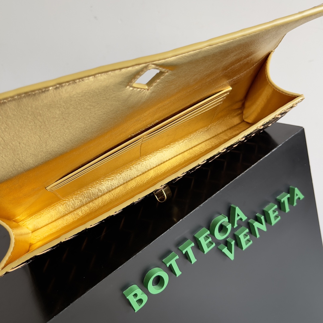 Bottega Veneta Andiamo Clutch 31*13*3cm - PerfectKickZ