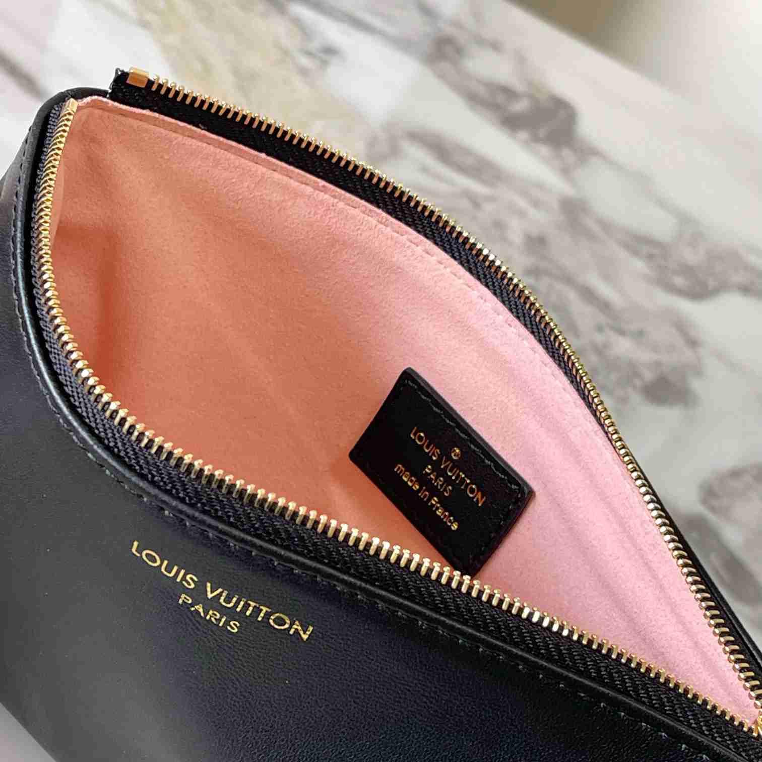 Louis Vuitton Coussin Hobo MM  M12068 - PerfectKickZ
