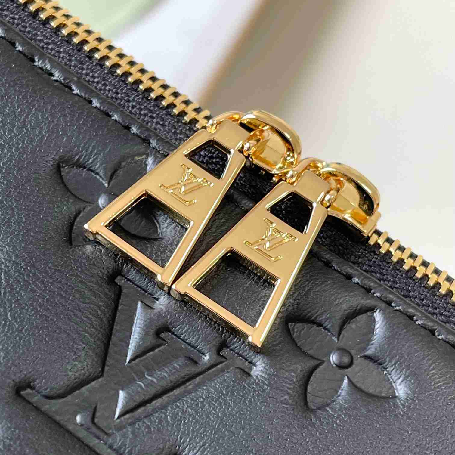 Louis Vuitton Coussin Hobo MM  M12068 - PerfectKickZ