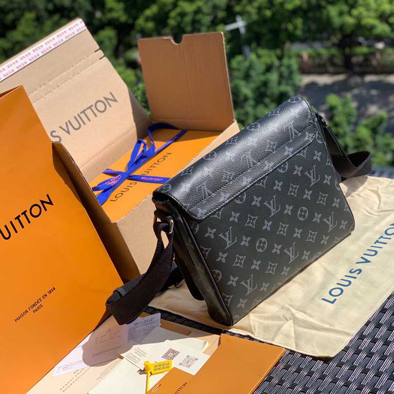 Louis Vuitton District PM Messenger Bag  25-22-8cm - PerfectKickZ