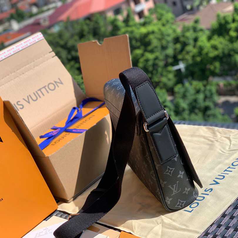 Louis Vuitton District PM Messenger Bag  25-22-8cm - PerfectKickZ