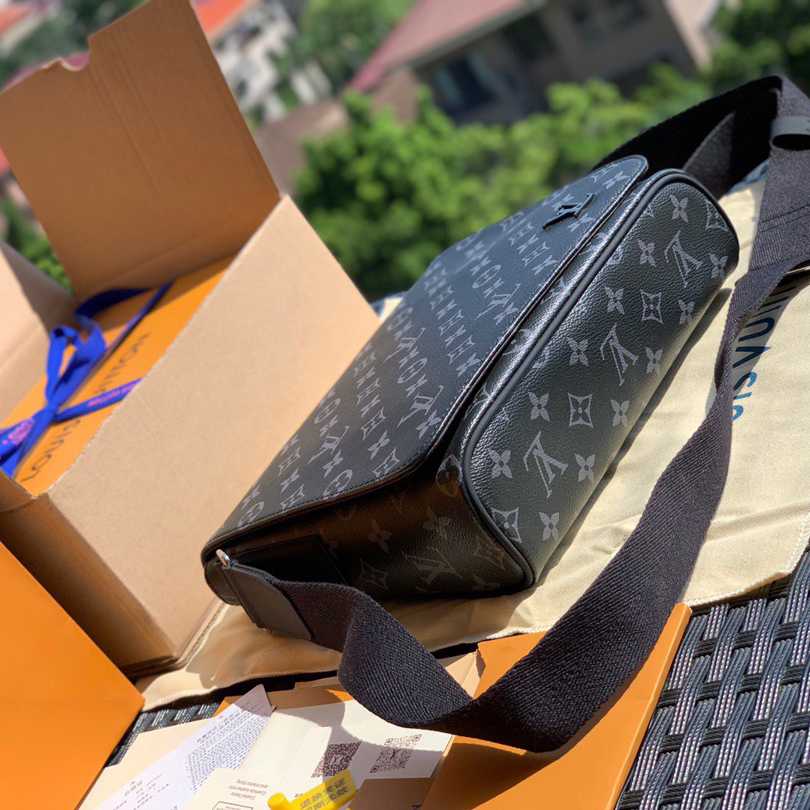 Louis Vuitton District PM Messenger Bag  25-22-8cm - PerfectKickZ