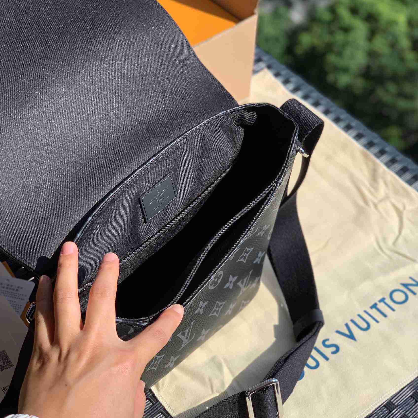 Louis Vuitton District PM Messenger Bag  25-22-8cm - PerfectKickZ