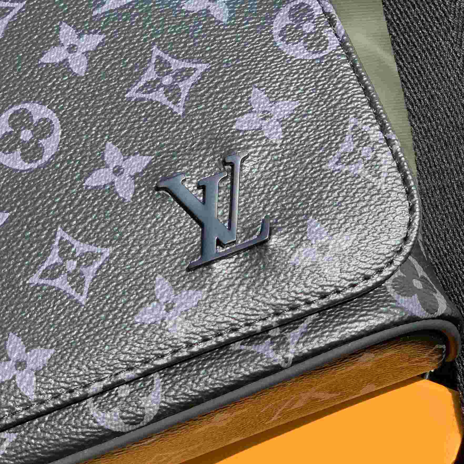 Louis Vuitton District PM Messenger Bag  25-22-8cm - PerfectKickZ