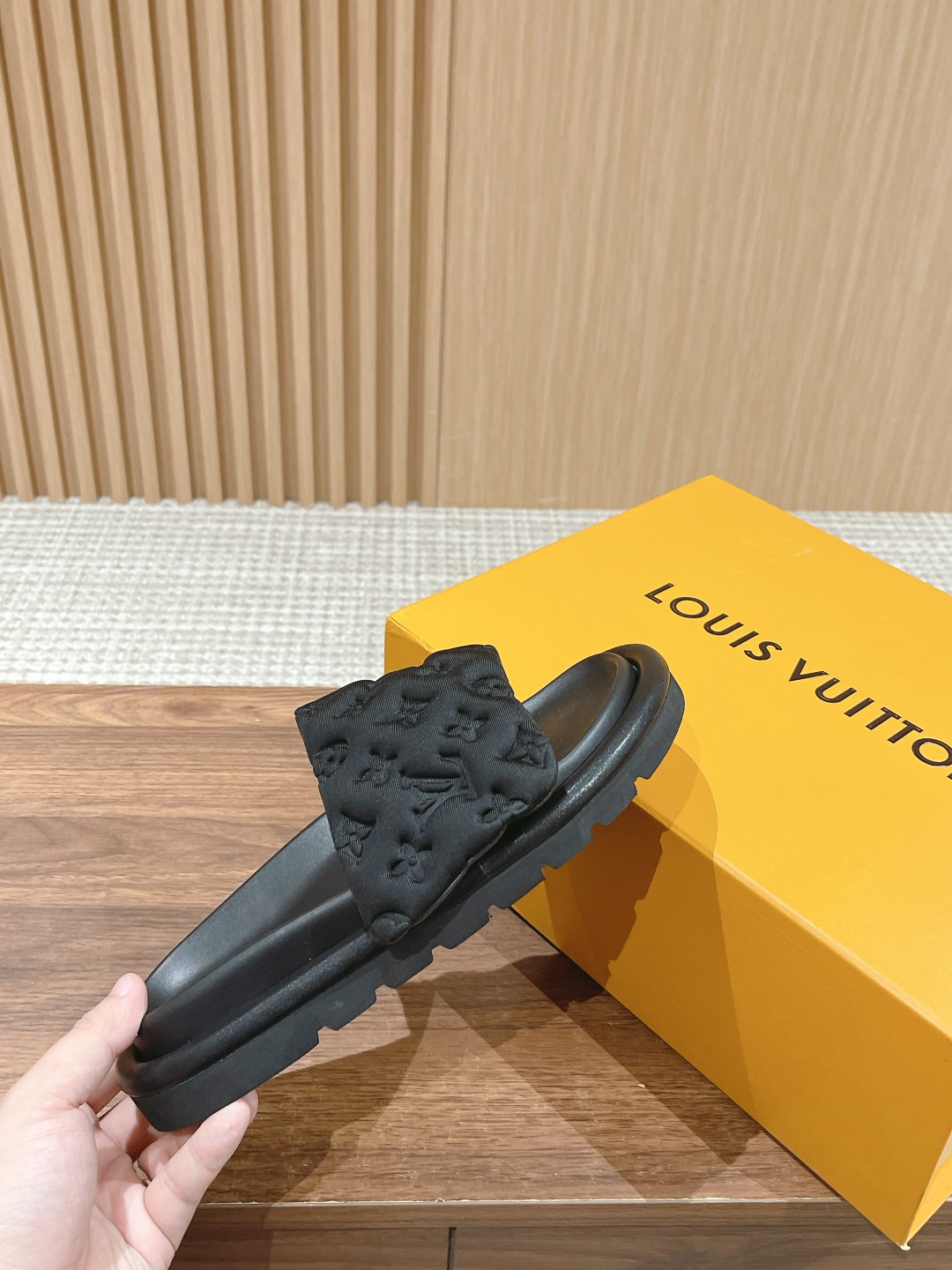 Louis Vuitton Pool Pillow Flat Comfort Mule        1AB1N6 - 