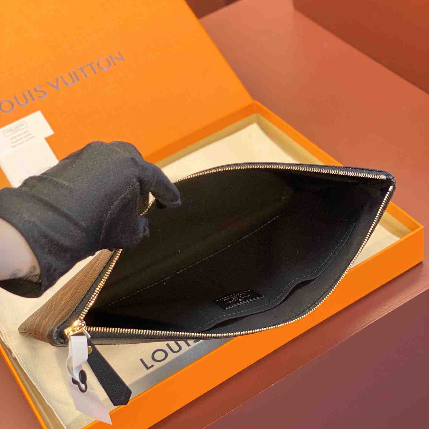 Louis Vuitton Daily Pouch  M62048 - PerfectKickZ